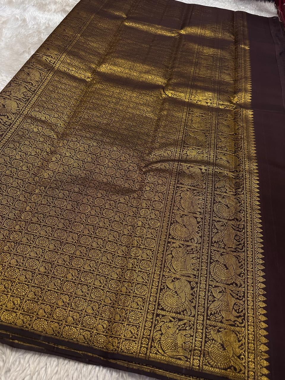Svaroopam Brown
Temple Procession Kanchipuram Silk Saree
Antique Gold Zari-Woven Heritage Heirloom
