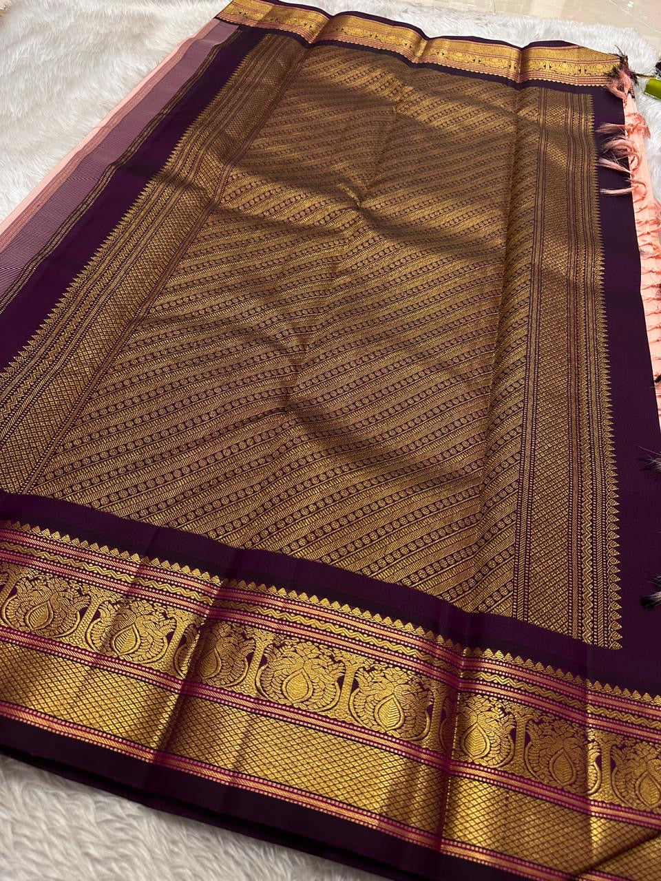 Mohana peach 🌸✨ – Graceful Peach Pure Kanchipuram Silk Saree with Handwoven Zari Peacocks 🦚, Deep Purple Peacock Border 💜🦚, Pillayar Moggu Detailing 🌺, & Intricately Woven Grid Zari Pallu 🎀💛