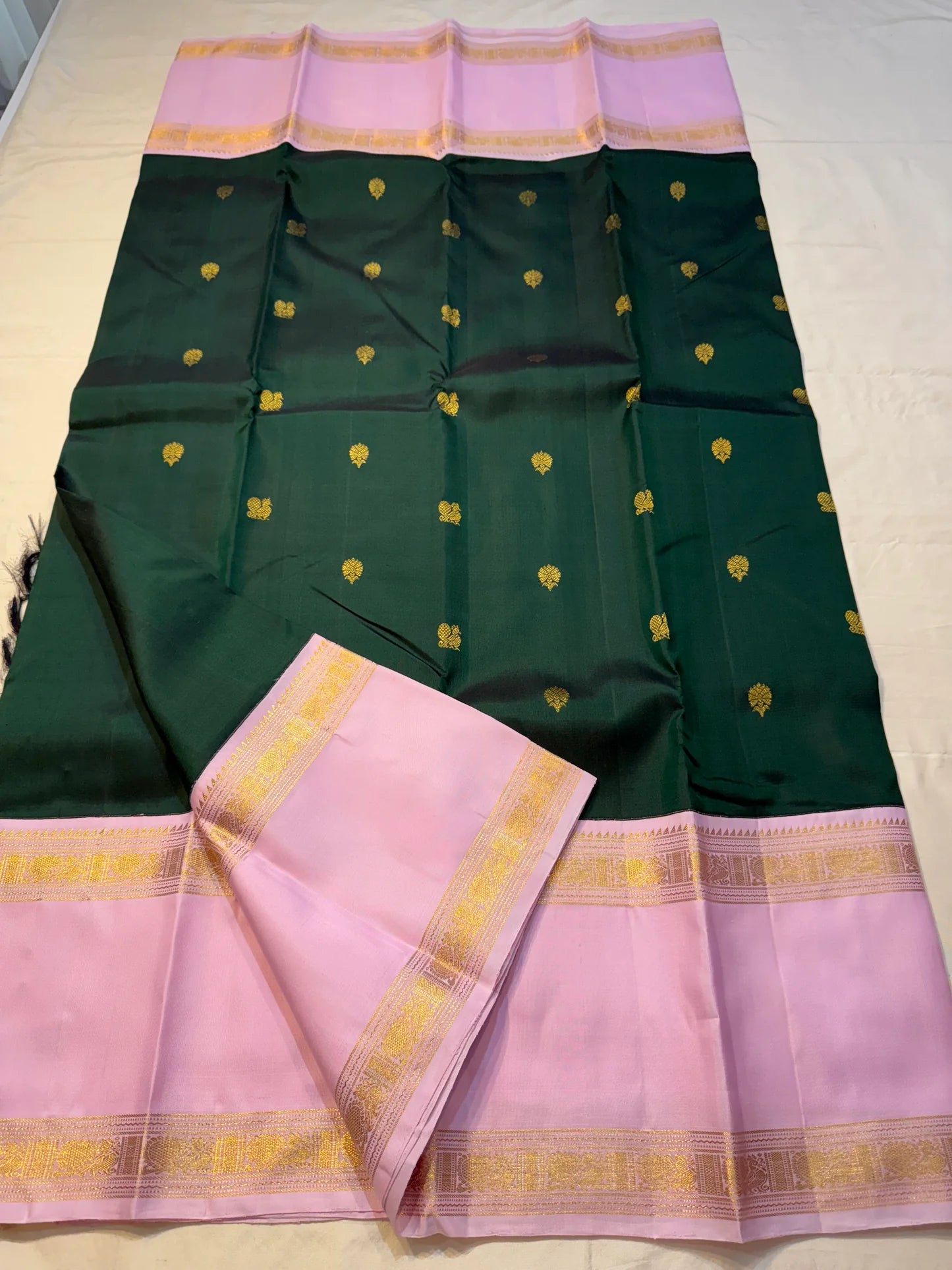 Harita Lavender — Pure Kanchipuram Silk Saree
Forest-green body with antique-gold rosette buttas, paired with lavender korvai borders in temple zari.
Grand lavender brocade pallu • Silk Mark Certified • Free USA Shipping • Ships in Two Weeks.