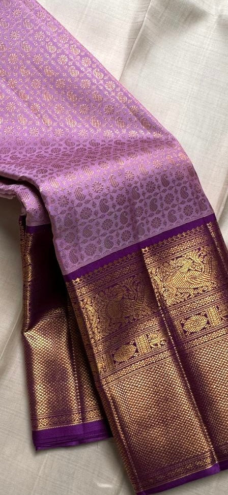 🌸 Dyuti – Lavender Kanchipuram Pure Silk Saree with Intricate Zari Kattam Checks, Alternating Paisley & Kamalam Buttas, Double Border with Peacock Motifs, Varisaipet & Mayilkann Design, Dark Purple Selvedge & Ornate Pallu
