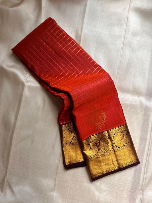 Rust Orange Chakram — Korvai Kanchipuram (Pure Silk)

Deep Aubergine Contrast Border & Diamond-Jaal Pallu

Peacock–Mango (Mayil–Mankolam) Zari Panels • Temple Edging

Handloom • Running Contrast Blouse with Zari Border

Silk Mark Certified • Ships in Two