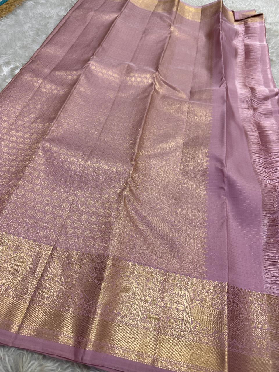 Mauve Mayura
Pure Kanchipuram Silk Saree – Dusty Mauve Body with Gold Zari Weave
Korvai Borders with Peacock & Floral Motifs
Grand Zari Pallu with Brocade Detailing & Hand-Knotted Tassels
Silk Mark Certified ✅ | Fall & Pico Done ✅ | ships in 2 weeks