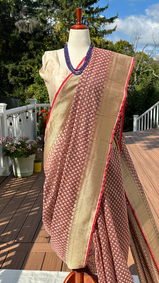 ☕ Coffee Sona  Roopa — Pure Silk-Cotton Chanderi Saree ✨
Coffee-brown with gold & silver zari buttas 🌿 Lightweight & elegant
Now $69 (was $99) | Ships from New Jersey | $5 USA Shipping 🇺🇸