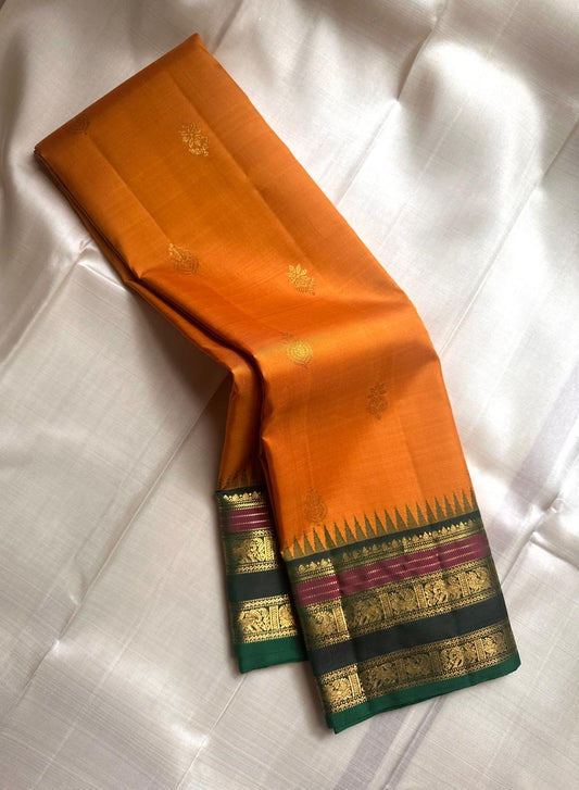 Lakshanam ✨ – Maambazha (Mango) Yellow Kanchipuram Pure Silk Saree
Korvai Deep-Green Border with Yazhi, Peacock & Elephant Varisaipet Panels
Temple-Tip Inner Edge & Rani-Magenta Accent Stripes
Intricate Zari-Weave Green Pallu with Chevron & Stripes