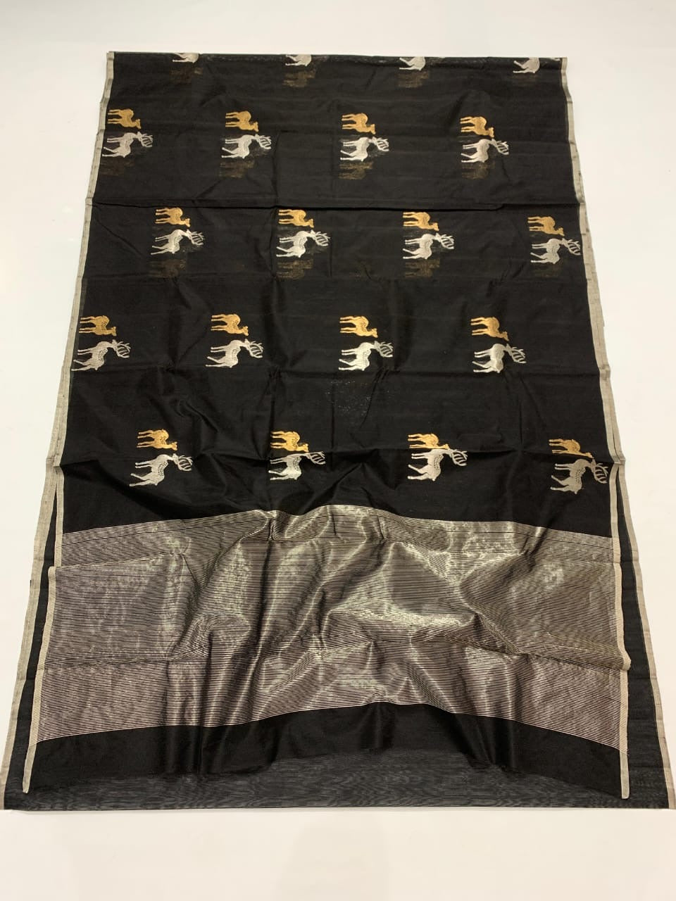 Pure Silk Chanderi – Black with Stag Motifs & Silver Tissue Pallu
Handwoven black silk Chanderi with gold & silver stag buttas, sleek silver border, and shimmering tissue pallu ✨
Silk Mark Certified • Fall & Pico Done • Blouse Stitching Available ($30) •