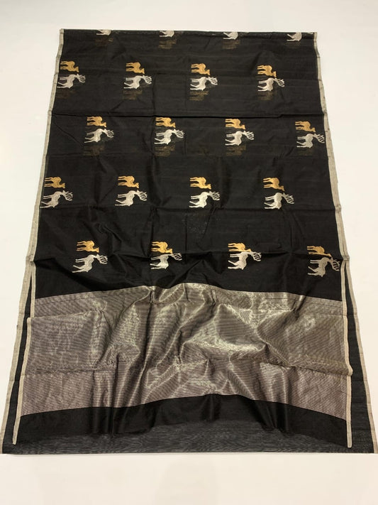 Pure Silk Chanderi – Black with Stag Motifs & Silver Tissue Pallu
Handwoven black silk Chanderi with gold & silver stag buttas, sleek silver border, and shimmering tissue pallu ✨
Silk Mark Certified • Fall & Pico Done • Blouse Stitching Available ($30) •