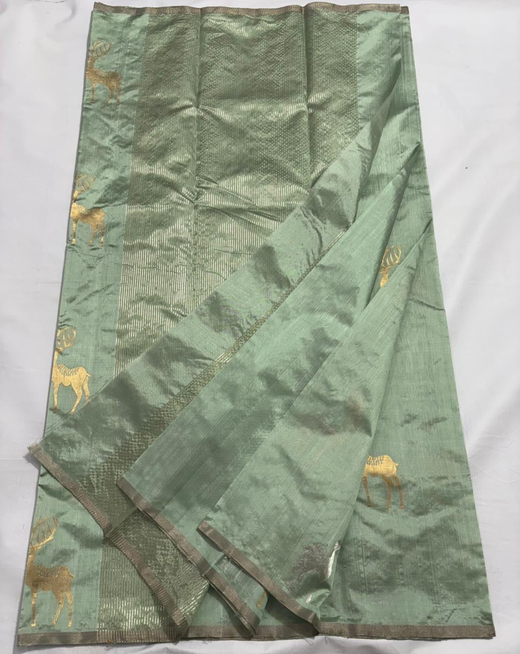 Pure Silk Chanderi – Sage Green with Gold & Silver Stag Motifs
Subtle Kaddi Border & Matching Sage Tissue Pallu ✨
Silk Mark Certified • Free Shipping within USA • Ships in Two Weeks