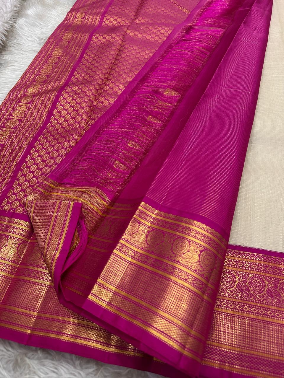 Shweta ✨ – Ivory Vairaoosi Pure Silk Saree
Ivory Radiance with Magenta Grandeur
Handwoven Vairaoosi Interlaced with Gold Filaments
Intricate Floral & Lattice Zari Borders in Regal Contrast
Opulent Magenta Zari Brocade Pallu — Timeless Heritage Elegance