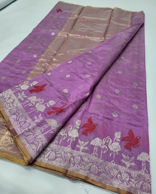 Flamingo 🦩 Lavender Pure Silk Chanderi Handloom Saree
Flamingo & Floral Zari Motifs with Red Mina
Gold Selvedge & All-Over Zari Buttas
Fall & Pico Done | Blouse fabric Attached | Stitching Available