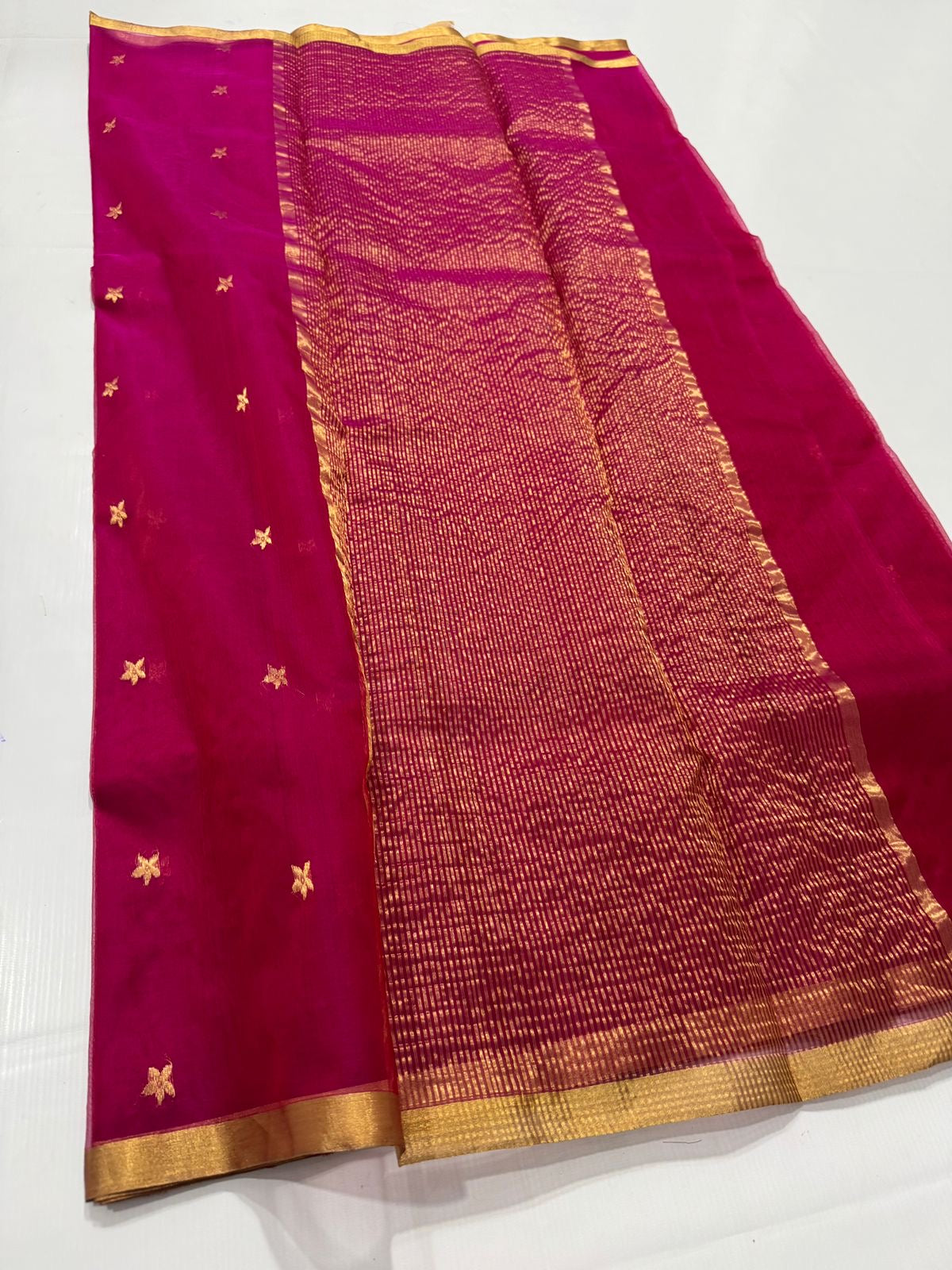Pure Chanderi Silk by Katan – Rani Pink with Gold Buttas & Rose-Pink Tissue Pallu
Handwoven rani silk with tiny gold buttas, gold kaddi border & shimmering rose-pink tissue pallu ✨
Silk Mark Certified • Free Shipping within USA • Ships in Two Weeks