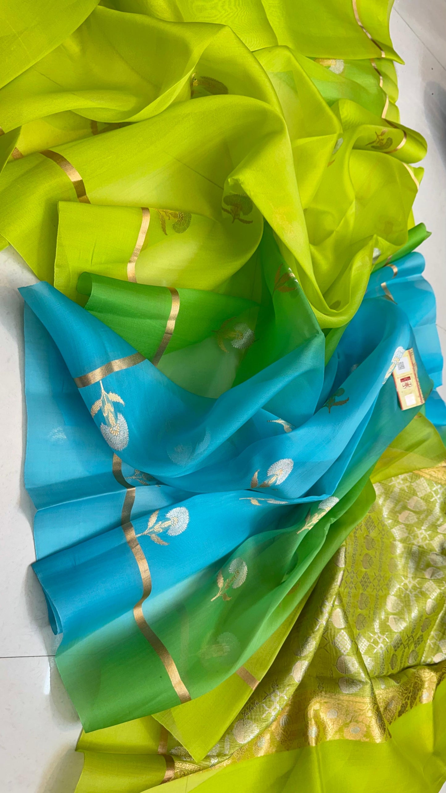 Pure Ektara Kora Silk Handloom Banarasi Saree
Parrot green to aqua blue ombré • Kadhua sona-roopa floral buttas • Raw-Mango style minimal weave
Silk Mark Certified ✅ • Free USA Shipping ✅ • ships in two weeks ✅