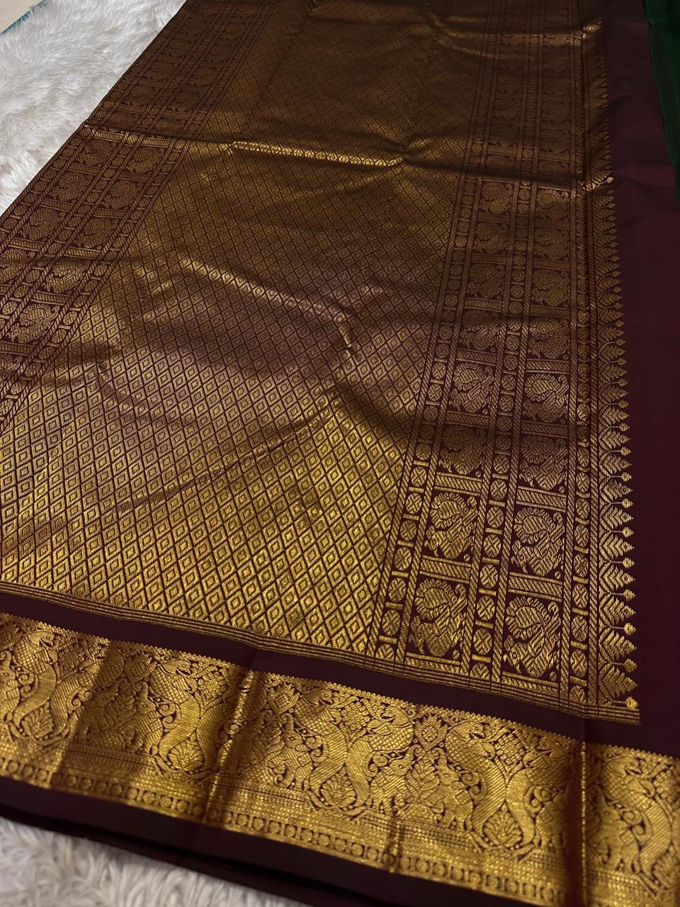 Maroon Yali Butta – Pure Korvai Kanchipuram Silk Saree
Deep maroon body with delicate gold zari paisley & floral buttas
Contrast chocolate-maroon korvai border featuring bold yali motifs
Silk mark certified- ships in 2 weeks