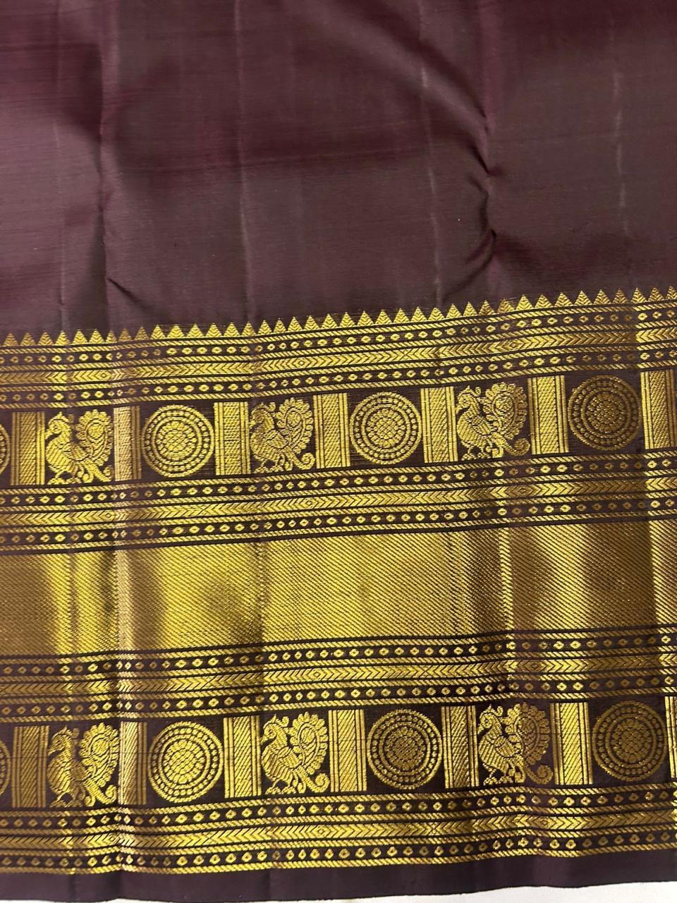 Aruna Mayil – Pure Korvai Kanchipuram Silk Saree

Brick red body with zari rosette buttas

Grand coffee-brown korvai border & pallu with peacock panels, medallions & temple teeth in rich gold zari

Silk Mark Certified | Blouse Piece Included | Fall & Pico