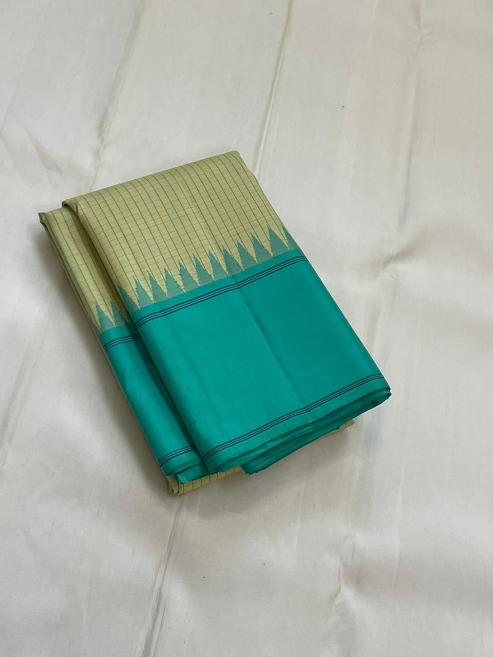 Cardamom Mist & Sea Green Kattam – Pure Silk Kanchipuram Saree
✨ Handwoven Pure Silk with Sea Green Body & Cardamom Checks
✨ Minimalist Korvai Border with Temple Motifs
✨ Contrast Pallu with Subtle Zari Highlights
✨ Silk Mark Certified, ships in 2 weeks
