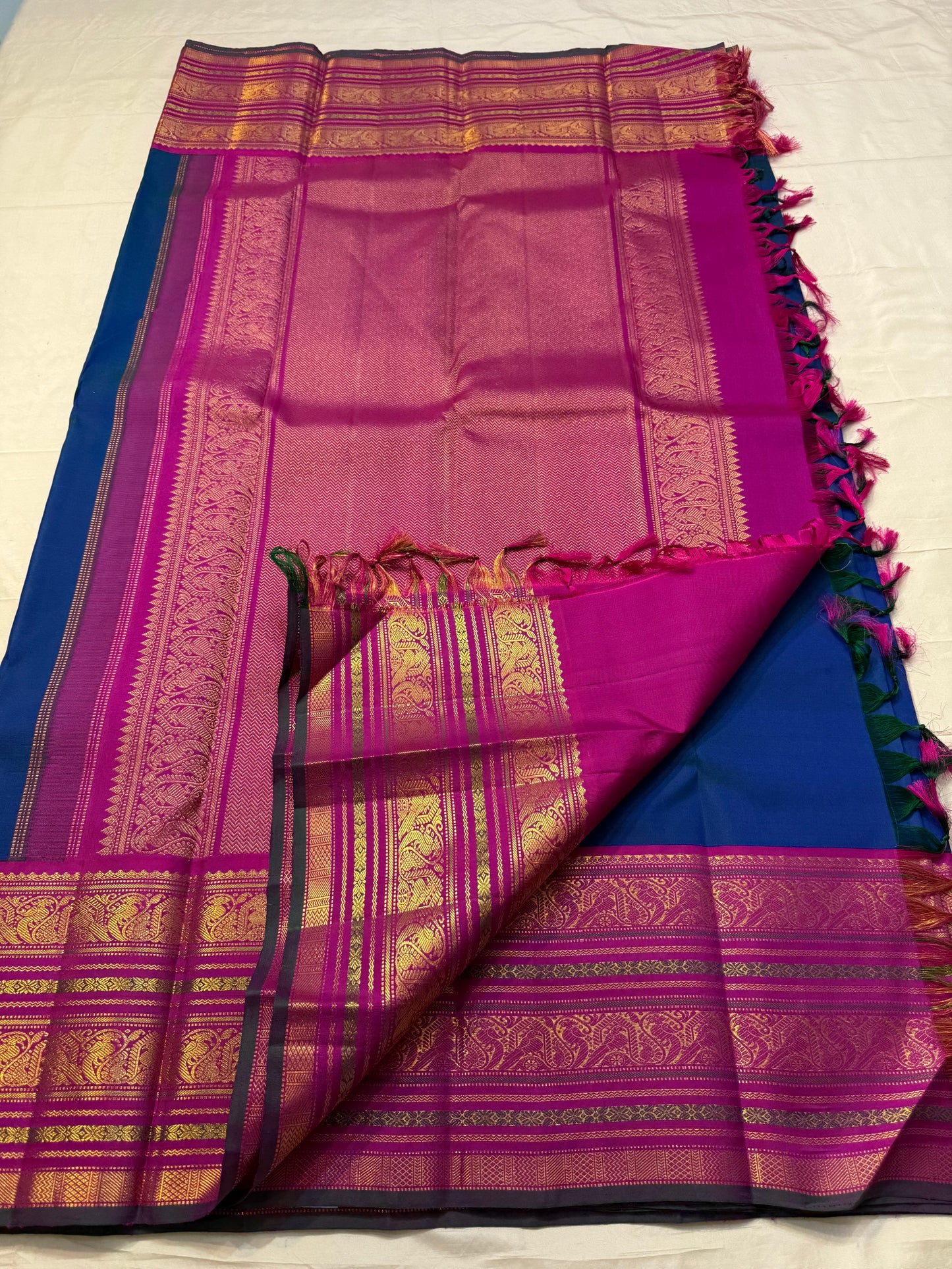 Starry Night — Pure Silk Kanchipuram Saree
Dual-tone Teal Blue with Magenta & Gold Paisley Buttas ✨
Silk Mark Certified ✅ | Ships in Two Weeks | Free USA Shipping 🇺🇸