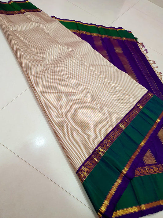 Sandal Emerald Kattam – Pure Kanchipuram Silk Saree
Micro Sandal & Ivory Checks with Korvai Emerald Green Border
Purple Selvedge with Zari Floral Detailing
Rich Purple Zari-Striped Pallu | l
Silk Mark Certified ✅ | ships in two weeks