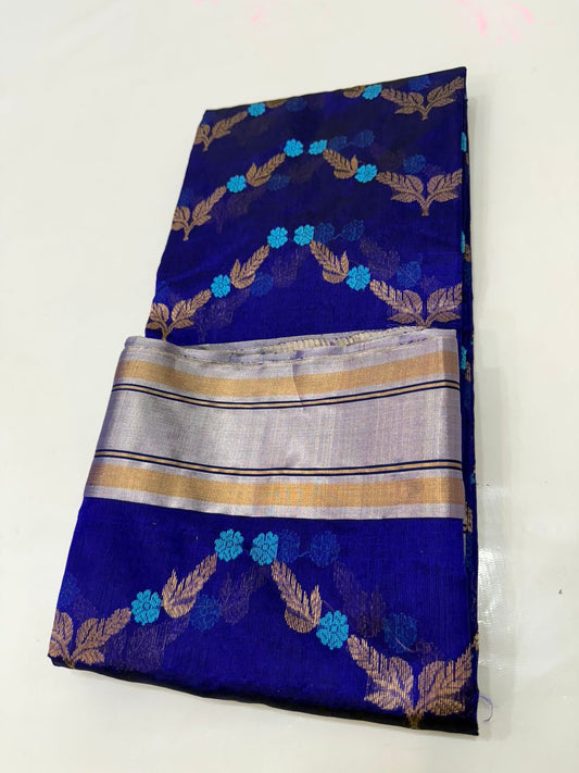 Pure Silk Chanderi Saree in Royal Blue with Teal–Gold Floral Vine Motifs
Silver–Gold Tissue Borders with Subtle Striped Pallu
Fall & Pico Done • Blouse Stitching Available ($30) • Free Shipping within USA • Ships in Two Weeks