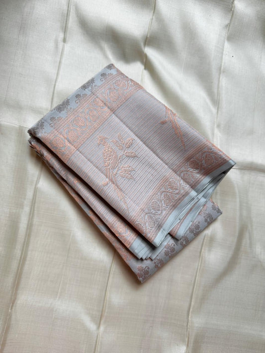 Pakshee 🕊️ – Elegant Kanjivaram Silk Saree
Delicate Ice-Grey Body with Ornate Pakshi Border
Intricate Handloom Detailing & Pure Silk Finish
Celebrate Heritage in Style & Grace
