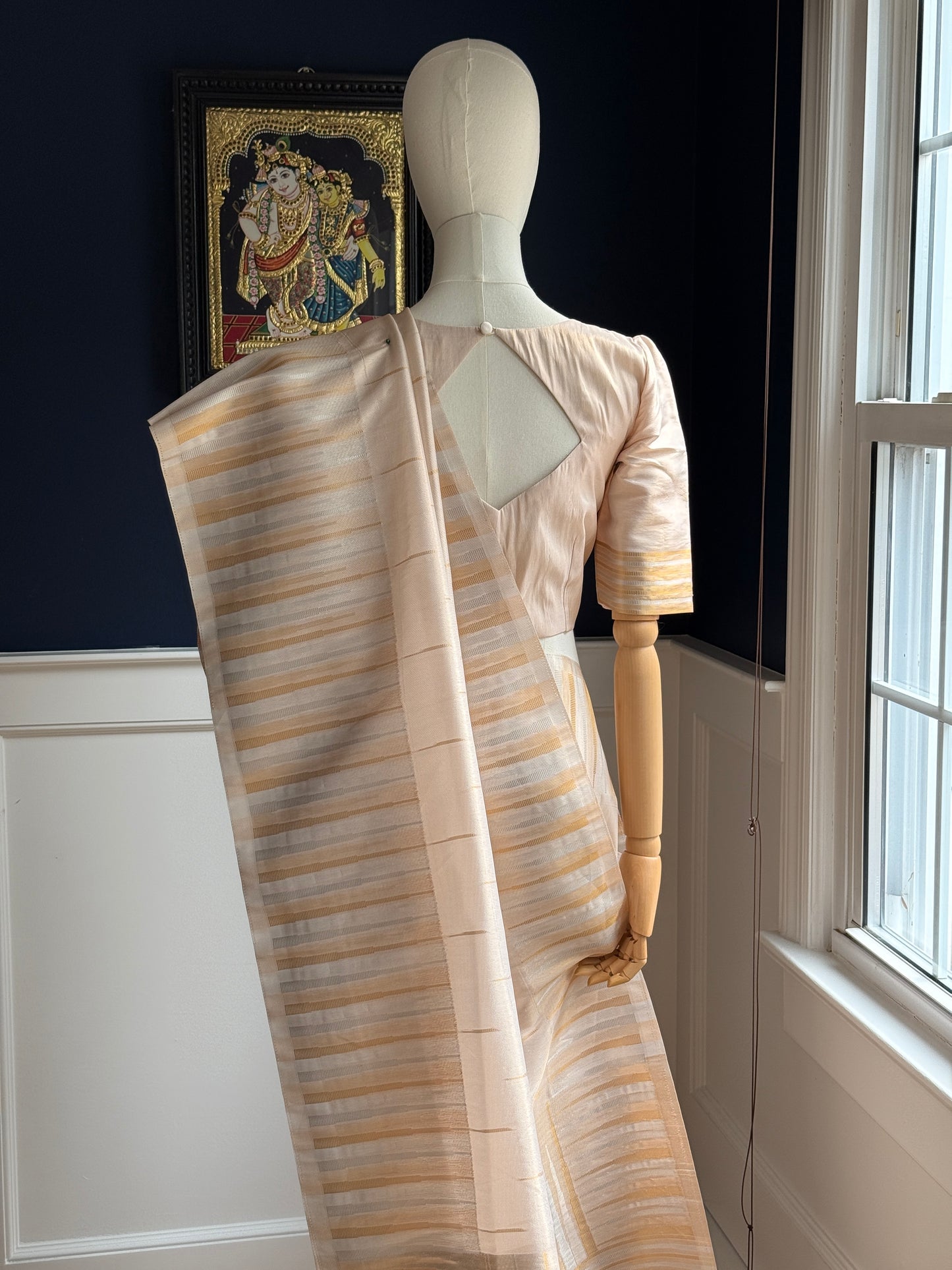 Banarasi Silk Tissue Saree Feat. Double Antique Gold & Silver Borders, Subtle Golden Lines all over  the Body, & Mullai Moggu Pallu with Temple Border.
Lightweight, Soft, Comfortable with a Soft Antique Gold Sheen. Ideal for onam & all festivities 🎉