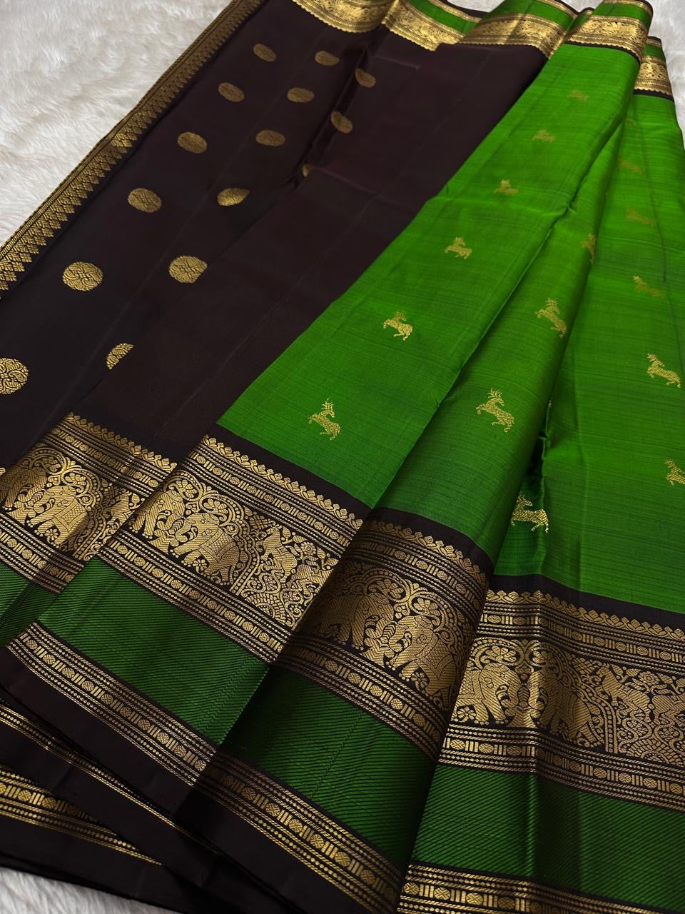Pachai Pallavi – Pure Kanchipuram Silk Saree with Gaja & Ashwa Motifs

An ode to emerald radiance, woven in luminous silk.
Graceful ashwa buttas dance across the body in gold.
Elephant  motifs adorn the border with regal splendor.

Silk Mark Certified, de