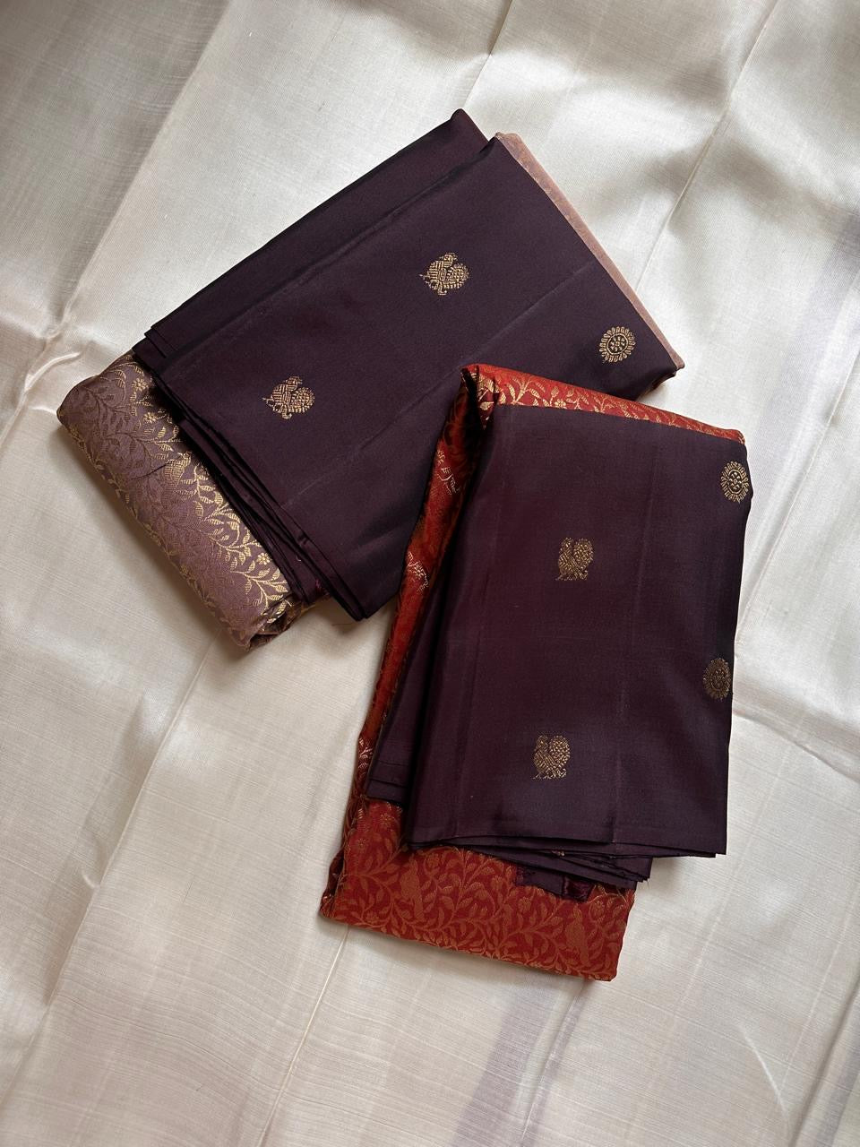 Sudar Mayil – Radiant Burnt Orange Pure Kanchipuram Silk Saree
Lustrous burnt orange body adorned with intricate gold vine jaal.
Broad deep plum borders gleam with antique zari artistry.

Silk Mark Certified, delivery in 2 weeks