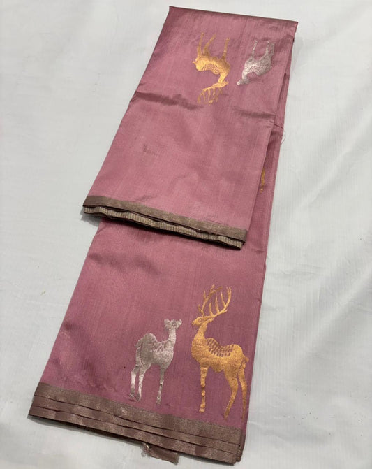 Pure Silk Chanderi – Mauve Tea Rose Pink with Silver Tissue Pallu
Mauve-rose silk with gold & silver stag buttas and sleek silver border ✨
Silk Mark Certified • Free Shipping within USA • Ships in Two Weeks