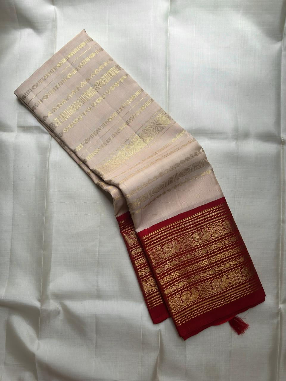 Warm ivory Vairaoosi pure silk Kanchipuram saree with Arakku red varisaipet border – full view