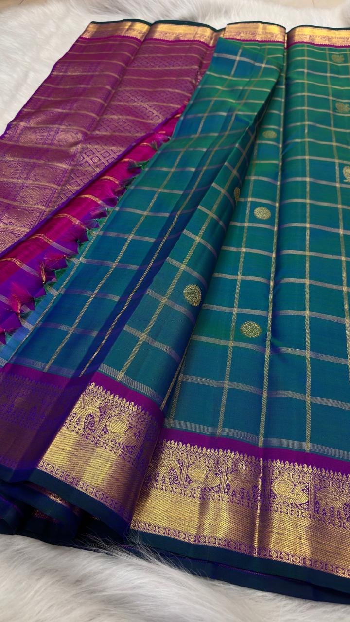 Peacock Blue pure silk Kanchipuram saree, Zari Kattam weave with Purple border — border detail