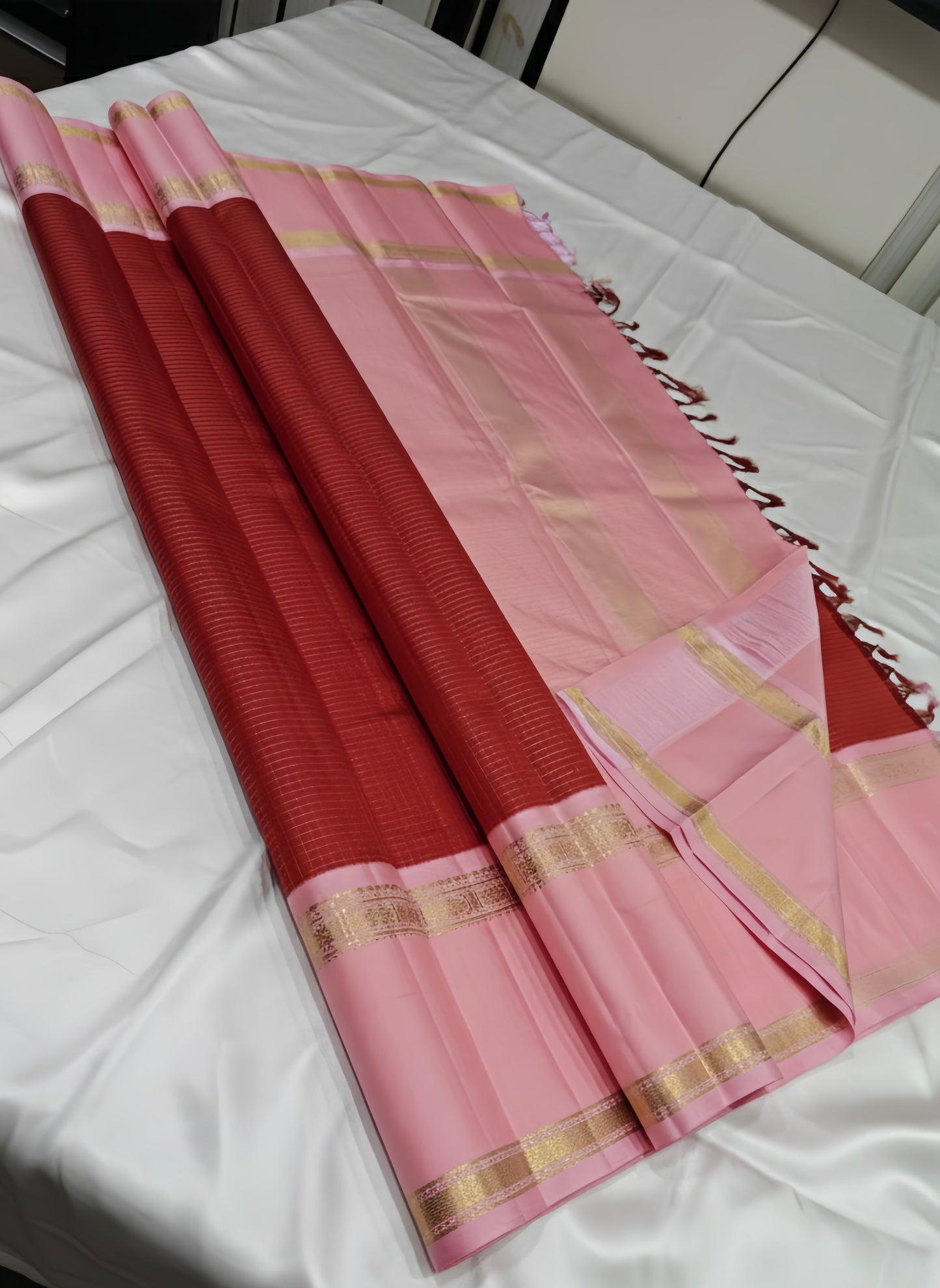 🌸 Lotus Rouge — Pure Kanchipuram Silk Saree
Brick red body with fine oosi stripes, contrast blush-pink borders & antique-gold zari detailing
Silk Mark Certified • Free Shipping within USA • Ships in Two Weeks • Ready in 1 Week