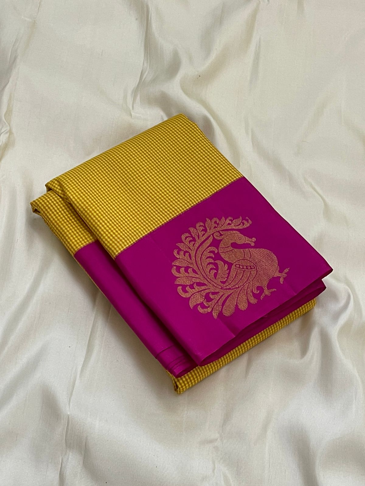 Kanakambari — Pure Kanchipuram Silk Saree (Haldi Yellow × Rani Magenta)
Vibrant haldi-yellow micro-checked body with antique zari peacock motifs on korvai magenta borders
Silk Mark Certified • Fall & Pico Done • Blouse Stitching Available ($30) • Free Shi