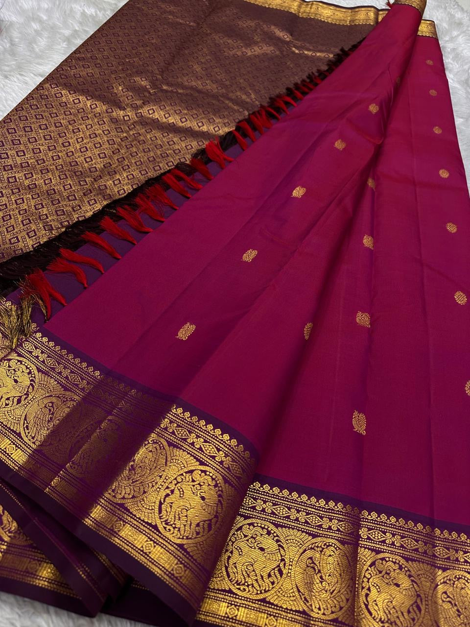 Raaga Raspberry Pink
Raspberry-Pink Kanchipuram Silk Saree
Zari-Woven Medallion Border & Grand Pallu