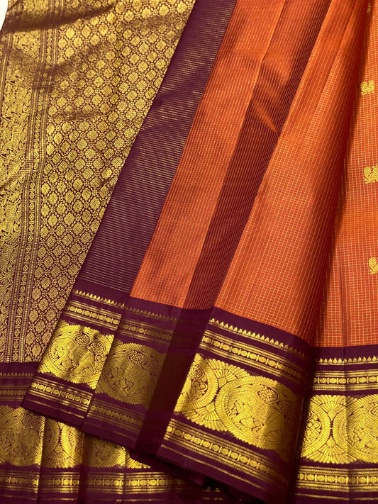 Uma 🌺 – Rust-Orange Kanchipuram Pure Silk Saree
Wide Deep Aubergine-Brown Borders with Sorgavasal Yaanai (Temple Elephant) Motifs
Rich Gold Brocade Pallu with Diamond pettu& Floral Vines