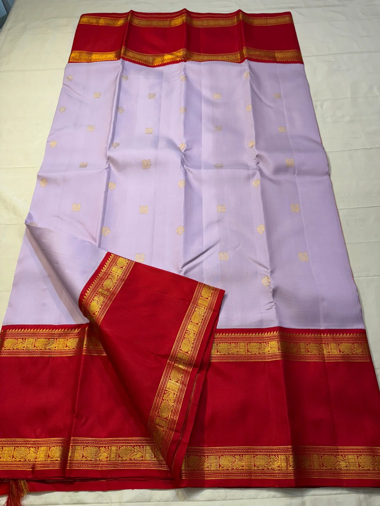 Lilac Raspberry — Pure Silk Kanchipuram Saree
Soft Lilac Body with Gold Floral Buttas ✨
Contrast Raspberry Red Borders with Temple Zari Edging
Rich Brocade Pallu in Gold & Red Grandeur
Silk Mark Certified ✅ | Free USA Shipping 🇺🇸 | Ships in Two Weeks