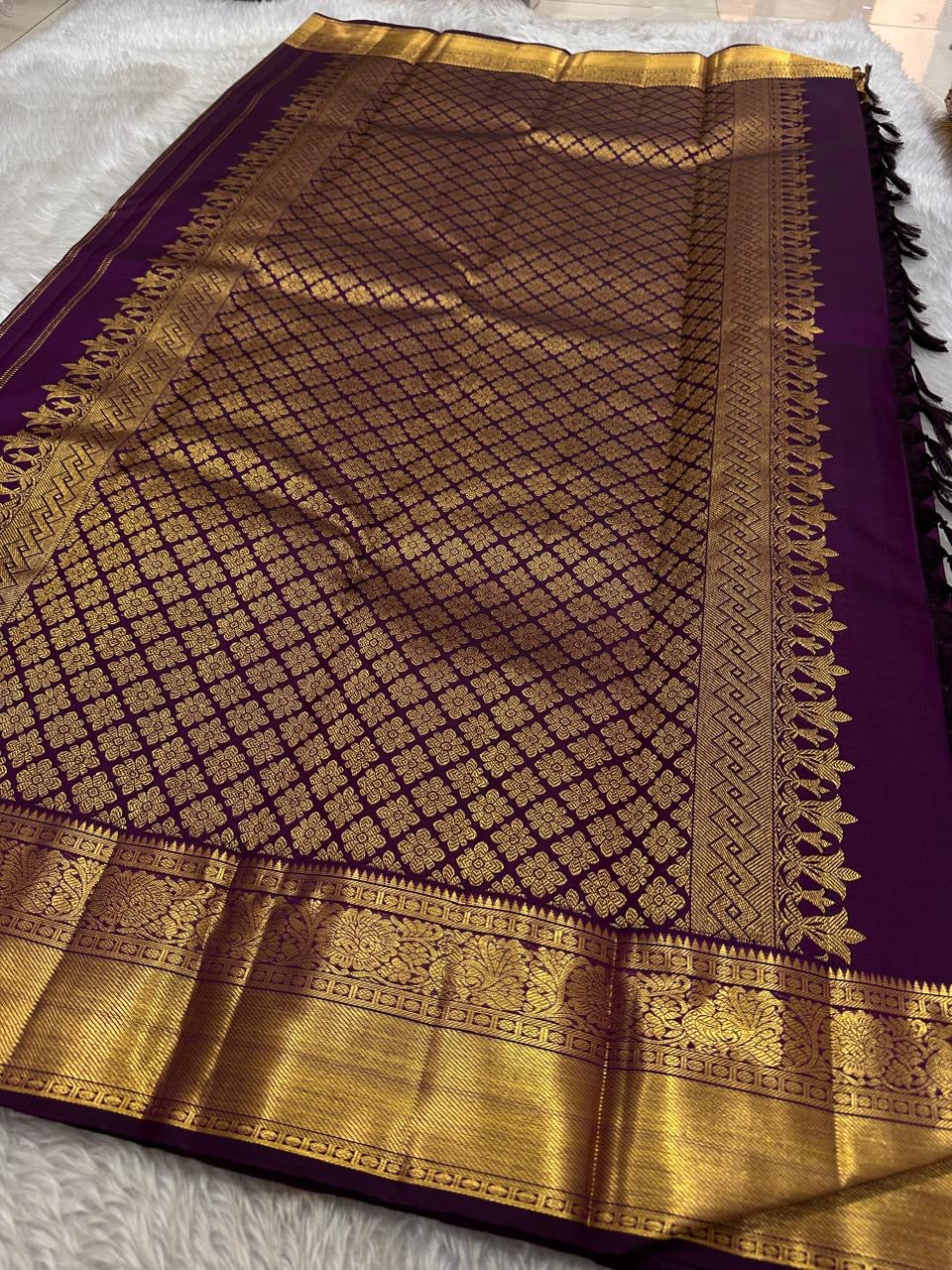 Aubergine Mayil Chakram — Pure Silk Kanchipuram Saree
Rich aubergine-purple body with golden mayil & chakram buttas ✨
Antique-gold zari borders & grand diamond-jaal pallu 🪔
Matching blouse with zari border included 💫
Silk Mark Certified • Free Shipping