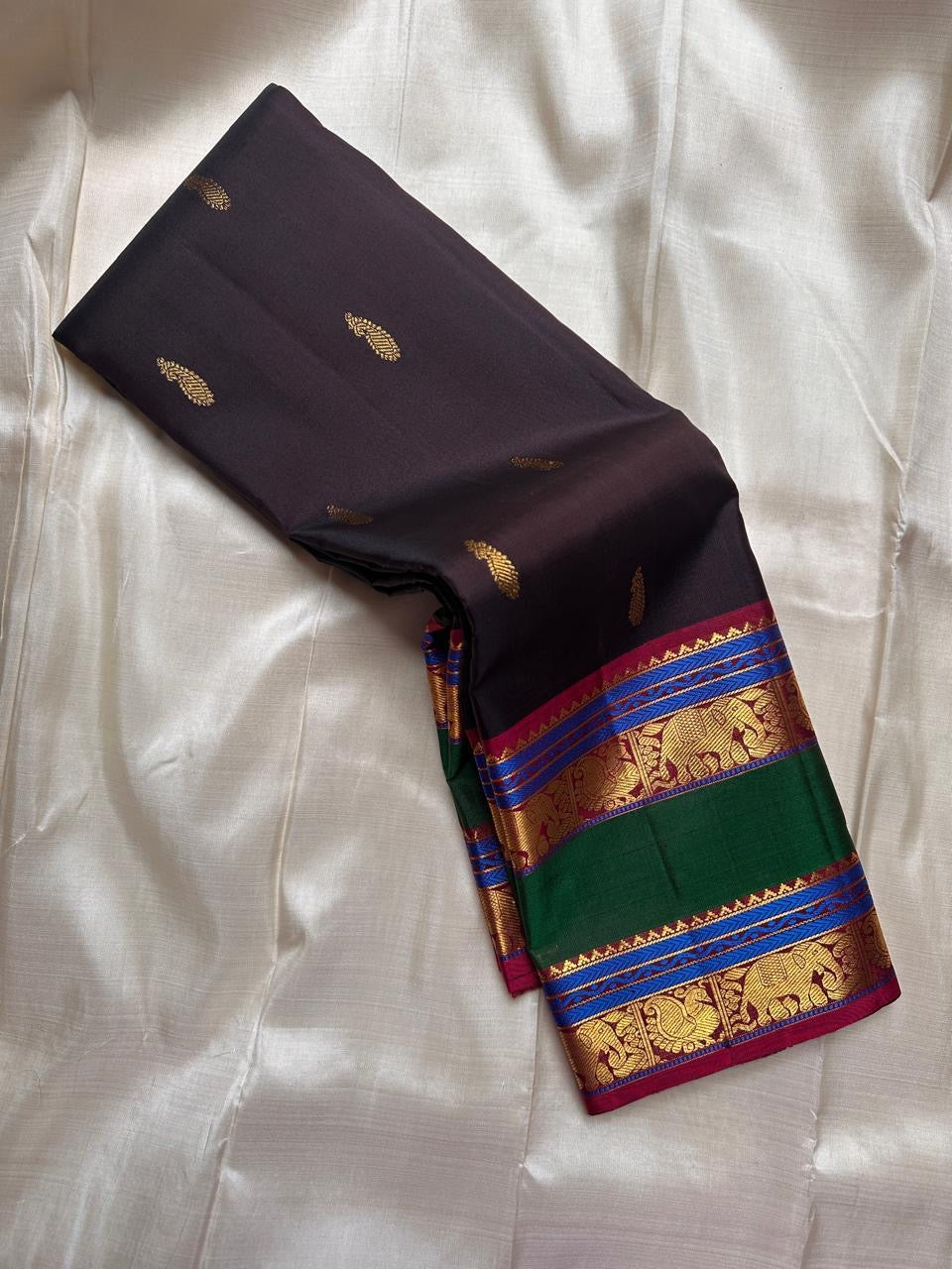 Mahathi Kanjivaram — Black Silk with Elephant Zari Borders
Deep Black Body • Green & Maroon Contrast • Blue Temple Highlights
Silk Mark Certified • Free Shipping within USA • Ships in Two Weeks