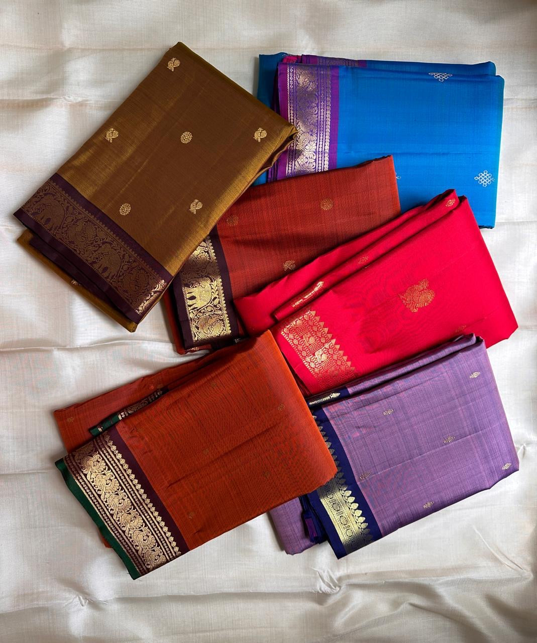 Anuragini: Lilac Mist Pure Silk Kanchipuram Saree with Dainty Gold Buttas
Deep Navy Contrast Temple Borders & grid  Zari  Pallu, Silk Mark Certified ✅
Free Shipping within USA | Ships in Two Weeks 🇺🇸