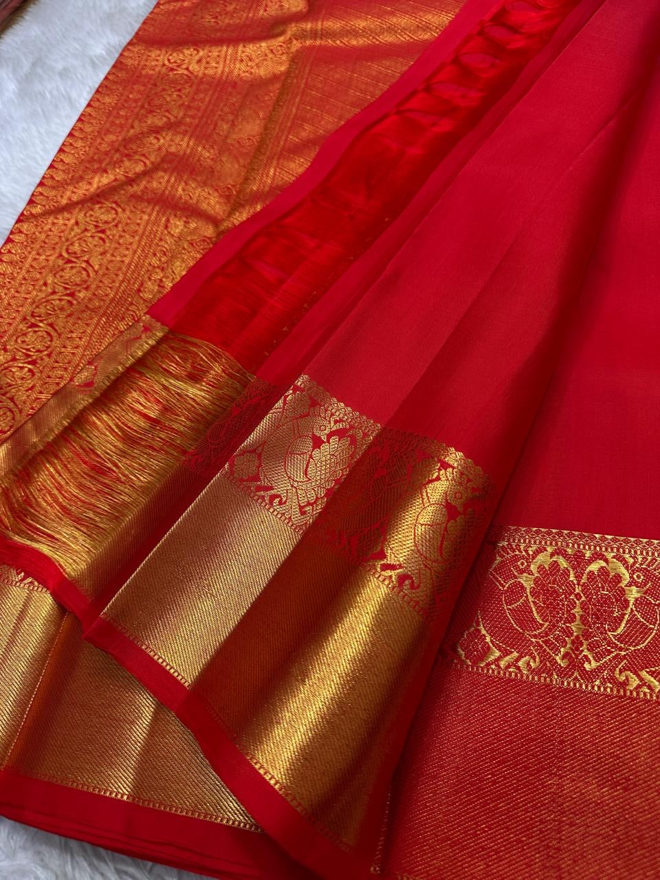 Tanvi – Vermillion Red Kanchipuram Pure Silk Saree with Floral Zari Jaal & Baavanji Border
Bold, radiant, and intricately woven varisaipettu Pallu