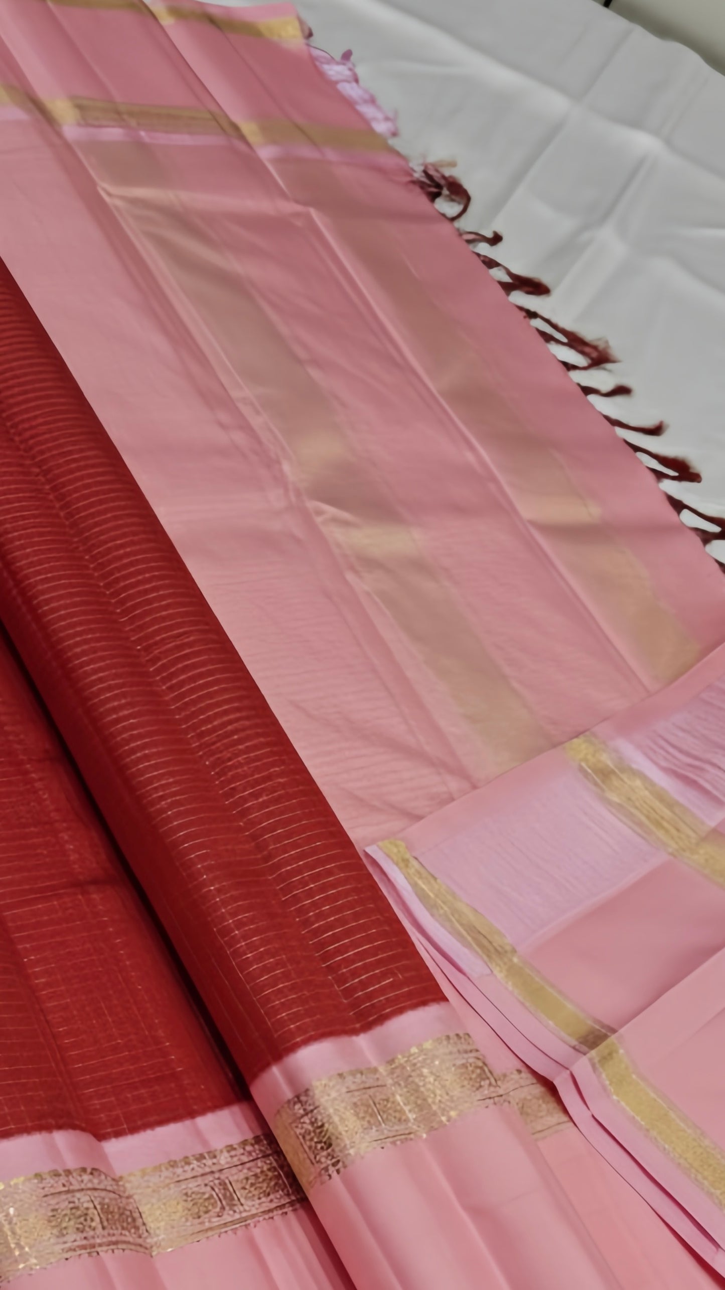🌸 Lotus Rouge — Pure Kanchipuram Silk Saree
Brick red body with fine oosi stripes, contrast blush-pink borders & antique-gold zari detailing
Silk Mark Certified • Free Shipping within USA • Ships in Two Weeks • Ready in 1 Week
