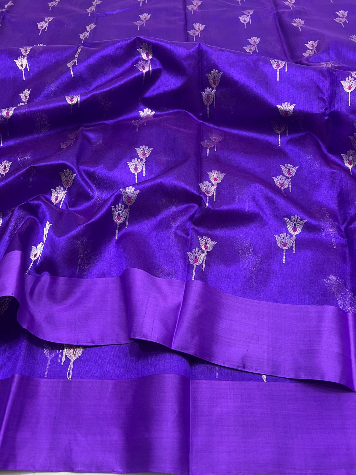 Pure Silk Chanderi – Royal Violet with goldSilver Lotus Buttas
Plain Violet Border & Shimmering Silver Tissue Pallu ✨
Silk Mark Certified • Free Shipping within USA • Ships in Two Weeks