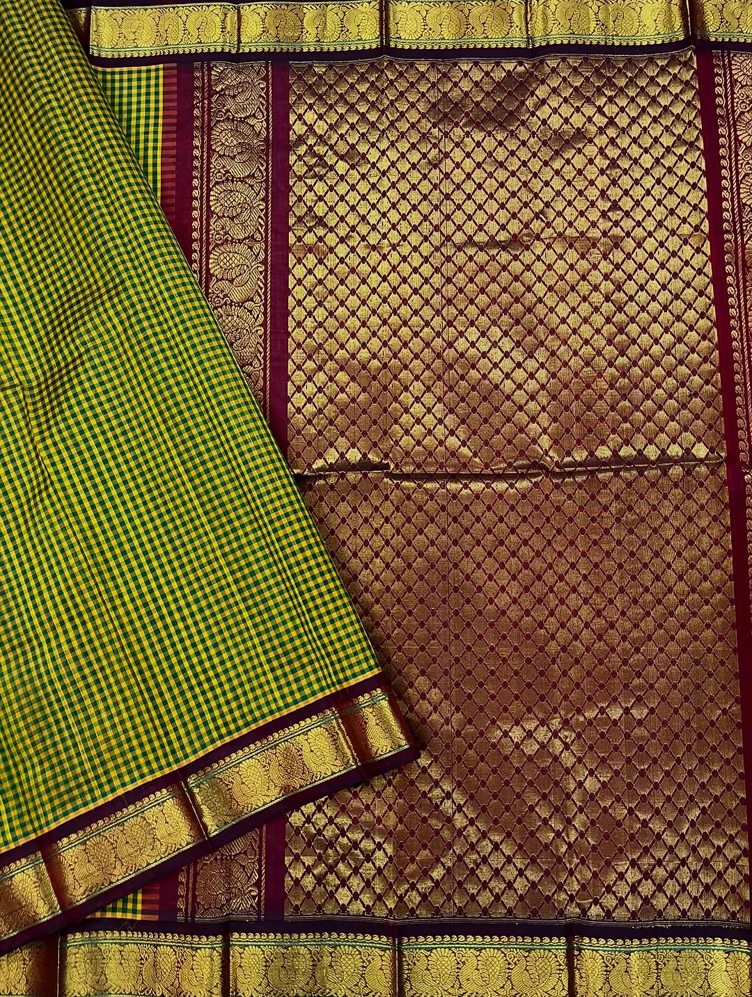 Silk Cotton Saree ✨ – Green & Mustard Checks with Maroon Zari Diamond Weave
Vibrant Checked Body in Green & Mustard Yellow
Rich Maroon Base with Intricate Zari Diamond Motifs
Grand Maroon Border with Floral & Paisley Zari Work