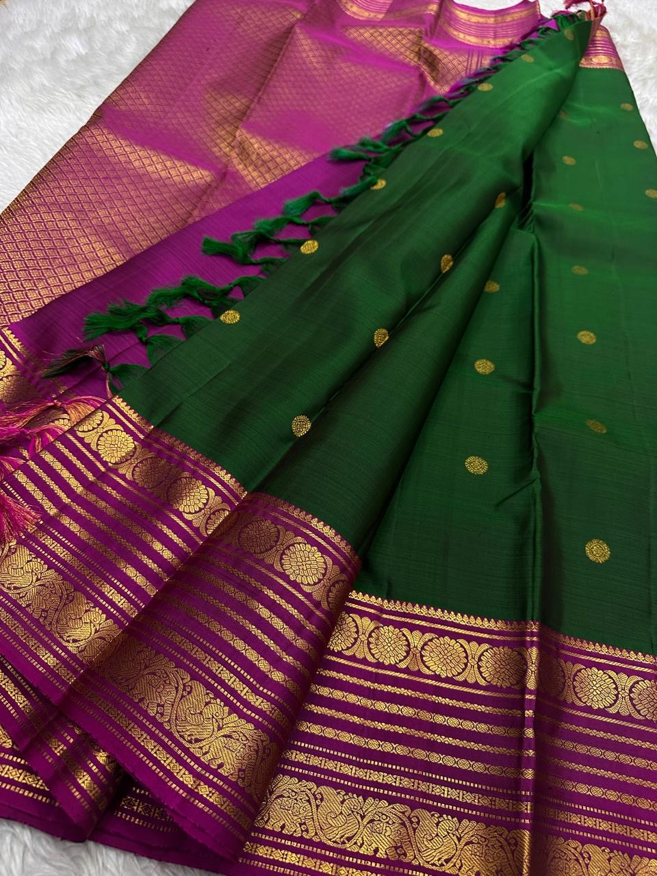 Kanoonjal Green — Pure Silk Kanchipuram Saree
Radiant bottle-green body with zari round buttas 🌿
Contrast rani-magenta korvai borders with floral & peacock motifs ✨
Opulent rani-magenta pallu in brocade checks & vines 🪔
Silk Mark Certified • Free Shippi