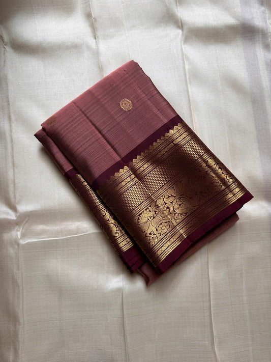 Mauve Buttas – Pure Kanchipuram Silk Saree
Ethereal mauve body adorned with buttas ✨
Borders rich in regal zari with floral and animal artistry 🌿🦚
Grand pallu woven in opulent gold jaal, exuding heritage charm 💫 Silk Mark Certified, delivery in 2 weeks