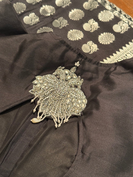 🦚 Black & Silver Peacock Elegance — Embroidered semiSilk Saree & Stonework Blouse ✨
Black and silver with gold-silver tones & temple-style peacock embroidery 🌿 Elegant & festive
Now $79 (was $135) | Only 1 Piece | Ships from New Jersey | $5 USA Shipping