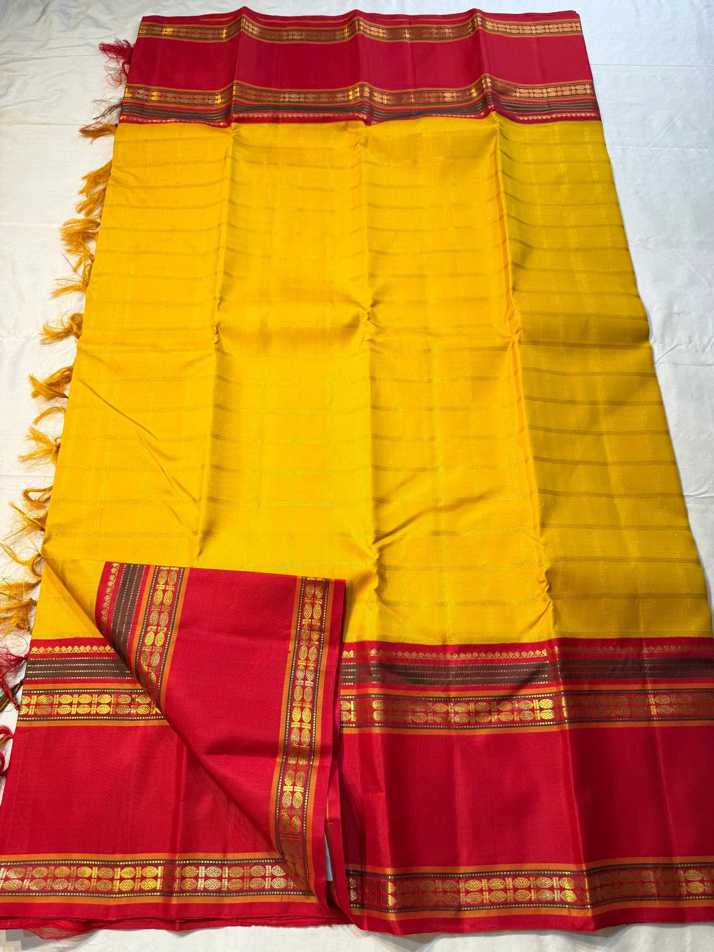 Vasantha Malli ✨
Pure Kanchipuram Silk Saree in Marigold & Kumkum Red
Marigold body with delicate woven checks
Kumkum-red border highlighted with Manthulir Green

Silk Mark Certified, delivery in 2 weeks