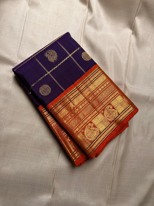 Raga Priya ✨ – Pure Kanchipuram Silk Saree
Royal Purple Body with Zari Kattam & Mayil Chakram Buttas
Sunset Orange Korvai Border in Neli Vanki Zari Pattern
Grand Orange Brocade Pallu with Intricate Weaves
Silk Mark Certified | Fall & Pico Done |