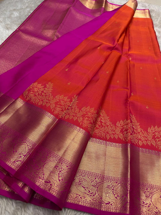 Sunset Peacock – Pure Kanchipuram Silk Saree
Sunset-Orange to Fuchsia Body with Zari Buttas ✨
Gold Zari Peacock Panel Border with Leafy Creeper Motif
Grand Fuchsia Brocade Pallu with Lattice Jaal Weave

Silk Mark Certified, delivery in 2 weeks