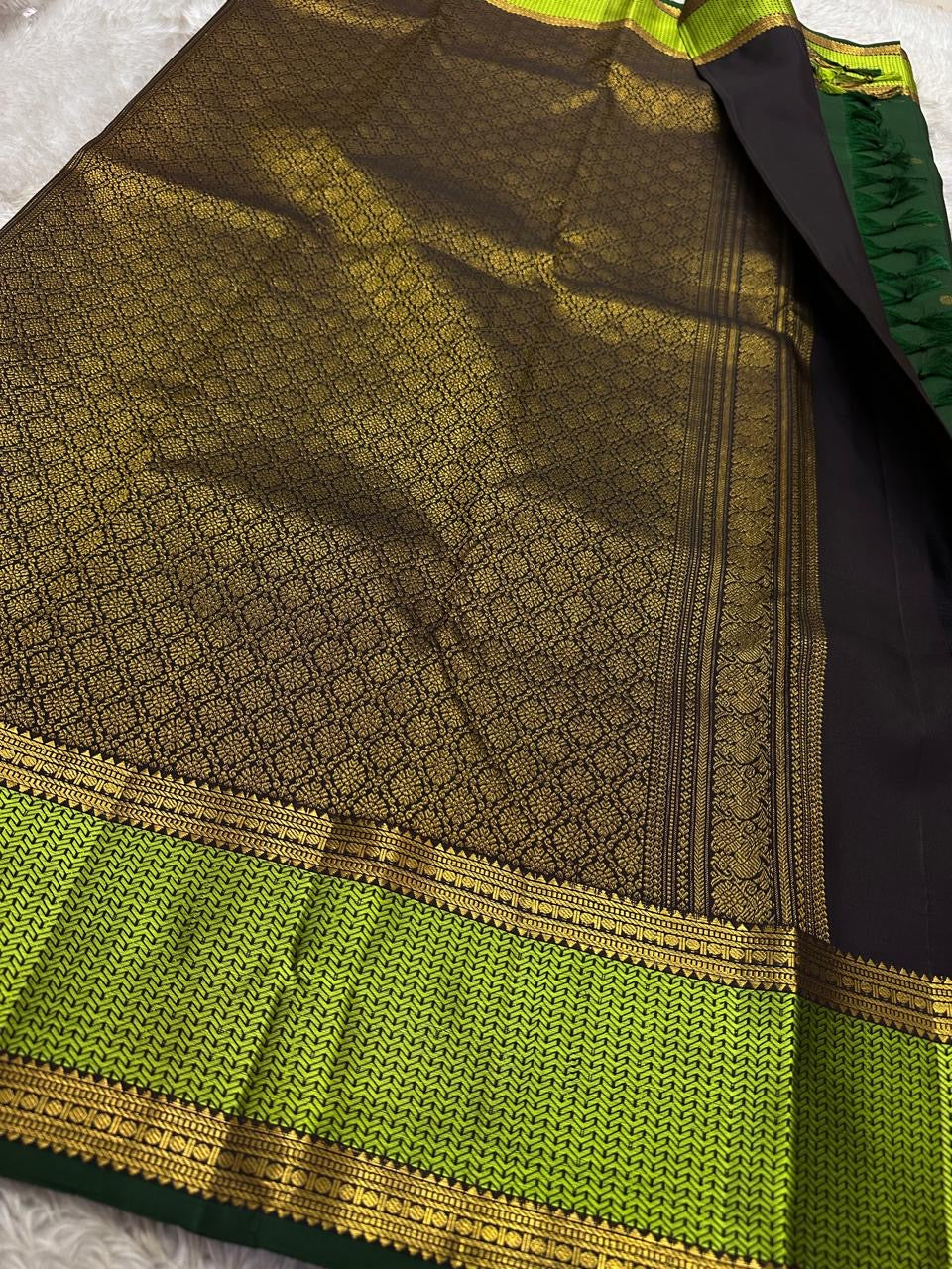 Pachai Maragatham — Pure Kanchipuram Silk Saree
Deep pachai (forest green) body with gold chakram buttas and maragatham chevron zari borders, finished with a coffee-brown brocade pallu.
Silk Mark Certified • Blouse Stitching Available ($30) • Free Shippin