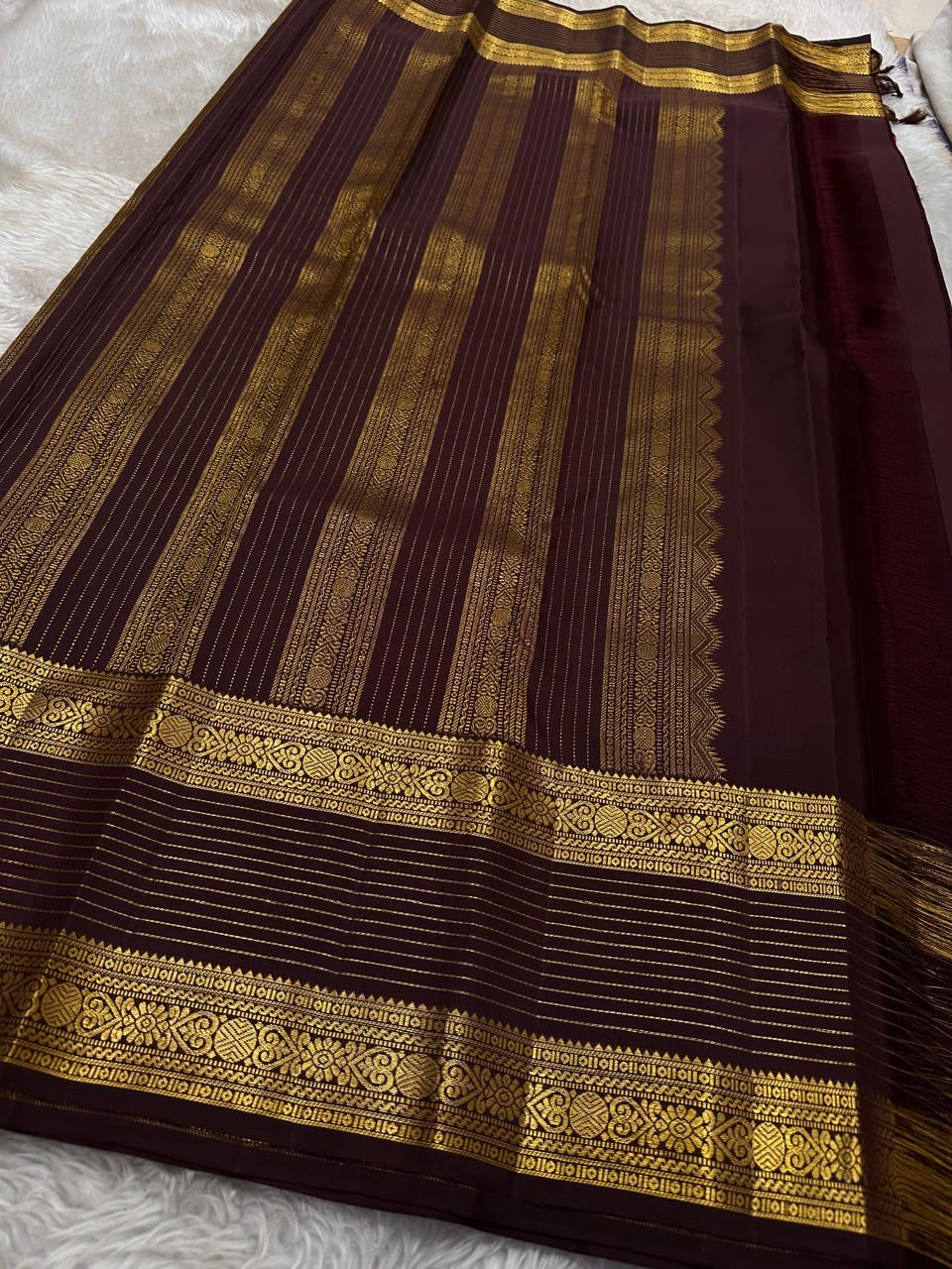Midnight Plum Kattam Royale
Pure Kanchipuram Silk · Gold Zari Woven Grid
Temple Buttas + Majestic Zari Border Ensemble