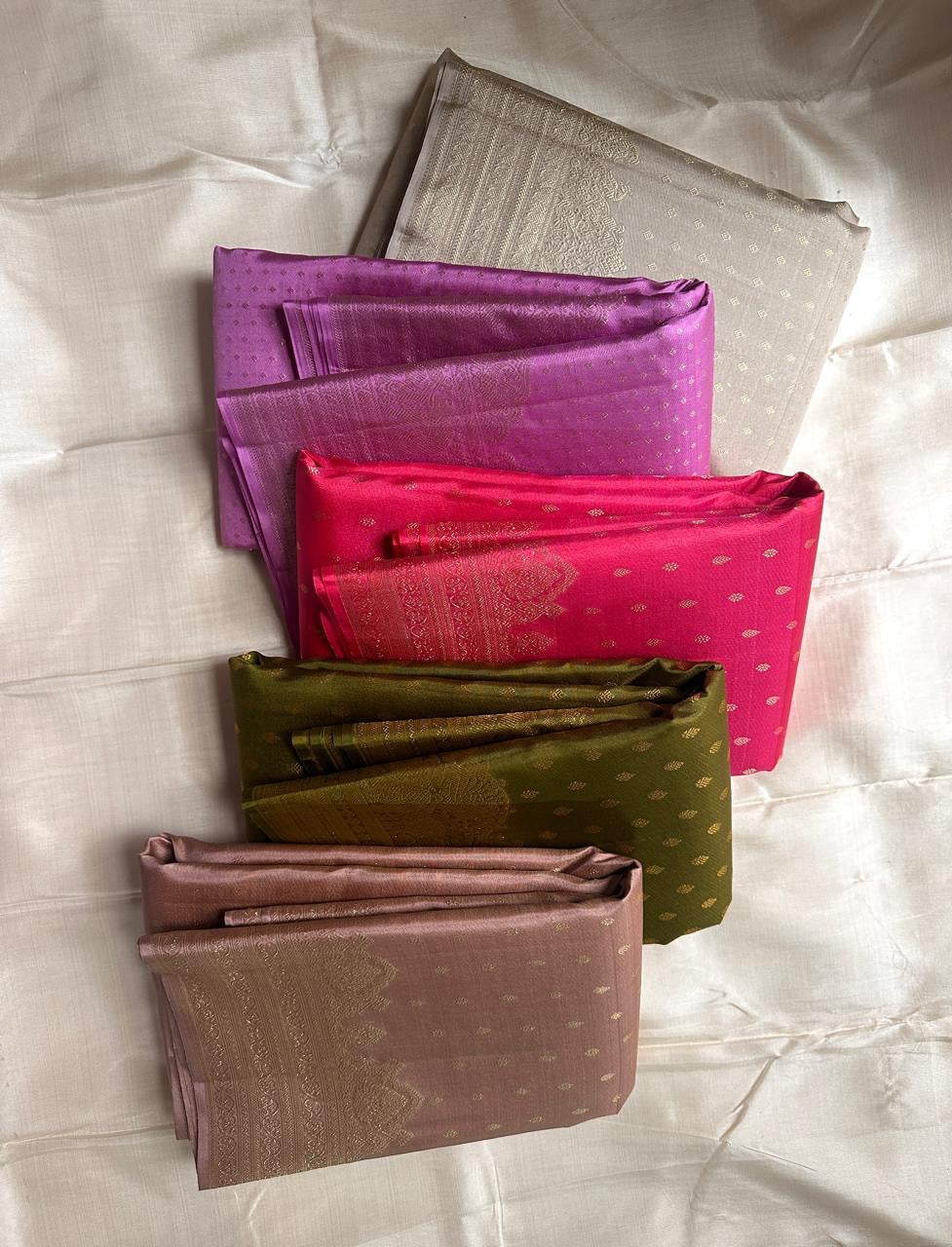 Kemp Kanchi – Orchid Lilac Purple | Pure Kanchipuram Silk Saree
Orchid–lilac body with gold buttas and grand elephant temple zari borders
Silk Mark Certified • Fall & Pico Done • Free Shipping within USA • Ships in Two Weeks