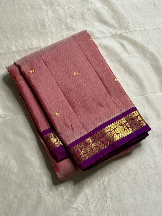 Rose Blush Coin Butta
Pure Silk Kanchipuram Saree
Honey-Pink Body with Gold Coin Buttas
Contrast Royal-Purple Korvai Border & Grand Zari Pallu
Silk Mark Certified | Fall & Pico Done | ships in 2 weeks ✅